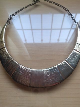collar dorado