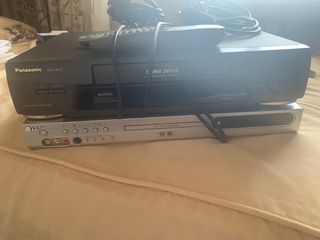 Vendo  videos vhs y dvd   regalo aparatos