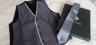 Elegante chaleco, corbata y pañuelo
