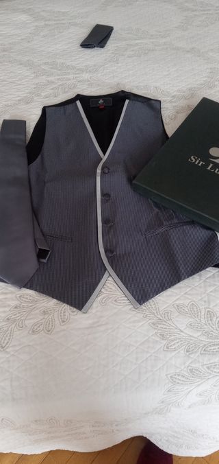 Elegante chaleco, corbata y pañuelo