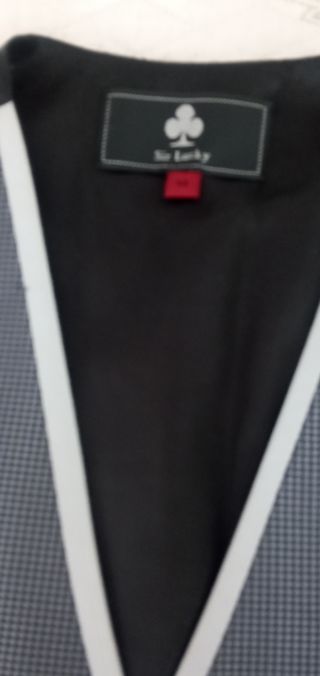 Elegante chaleco, corbata y pañuelo