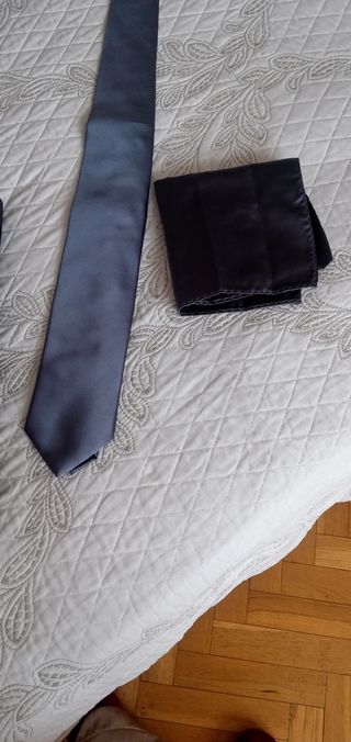 Elegante chaleco, corbata y pañuelo