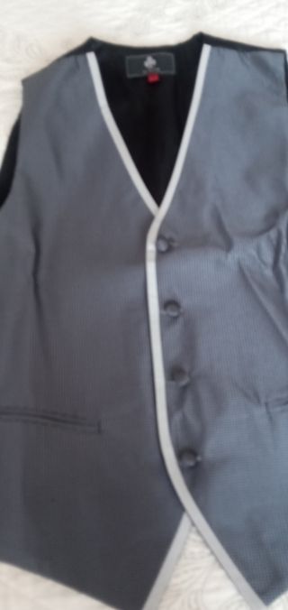 Elegante chaleco, corbata y pañuelo