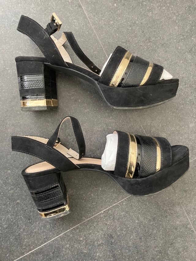 Sandalia negra Zara