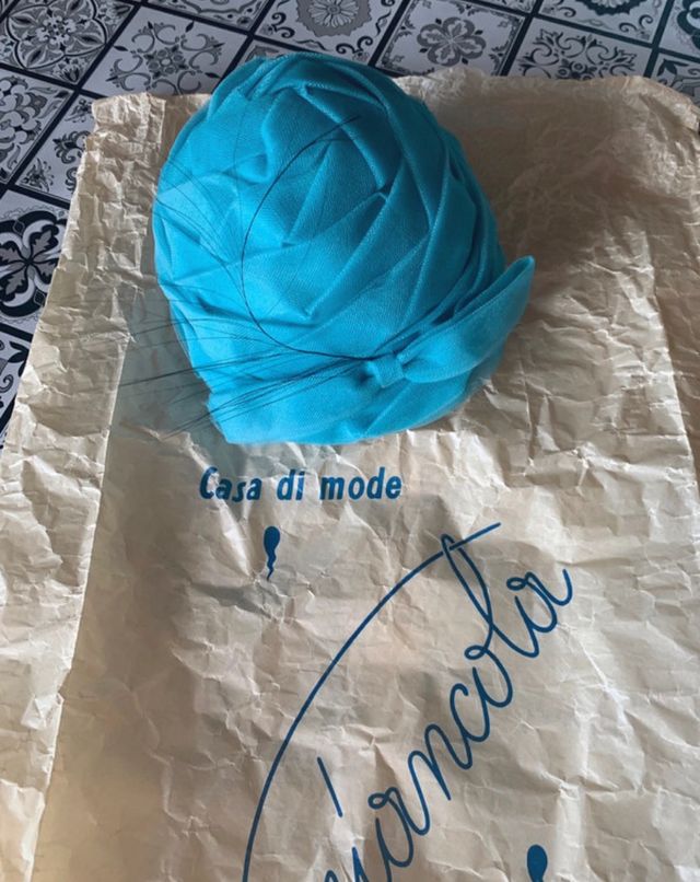 Cappello da cerimonia turchese