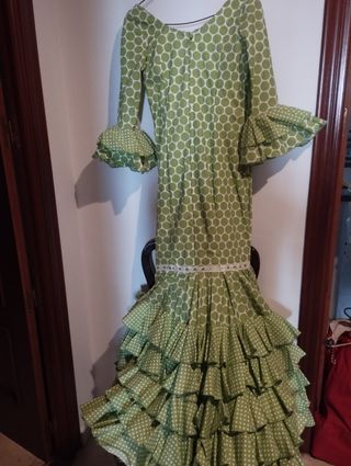 Traje de flamenca mujer. Feria. Romerías