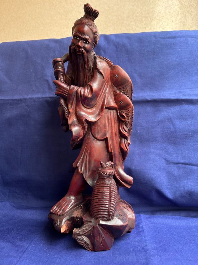 Figura giapponese in legno di un pescatore