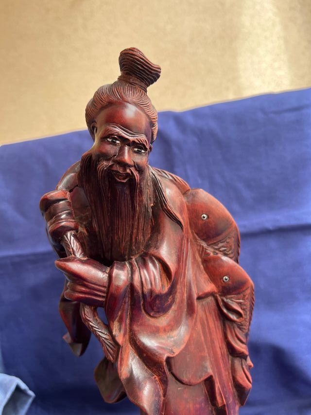 Figura giapponese in legno di un pescatore