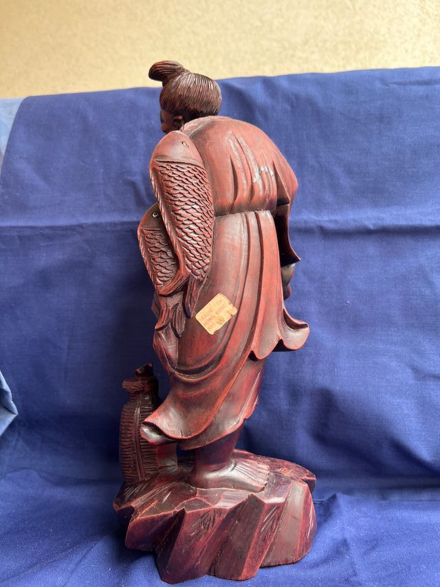 Figura giapponese in legno di un pescatore