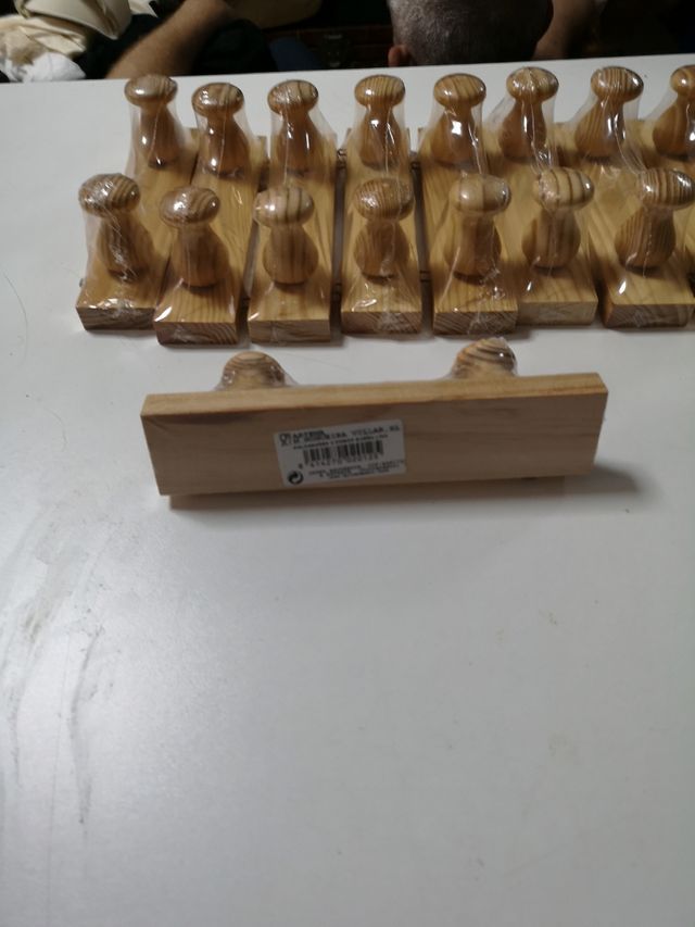 9 appendini in legno da 2 unità, nuovi!!