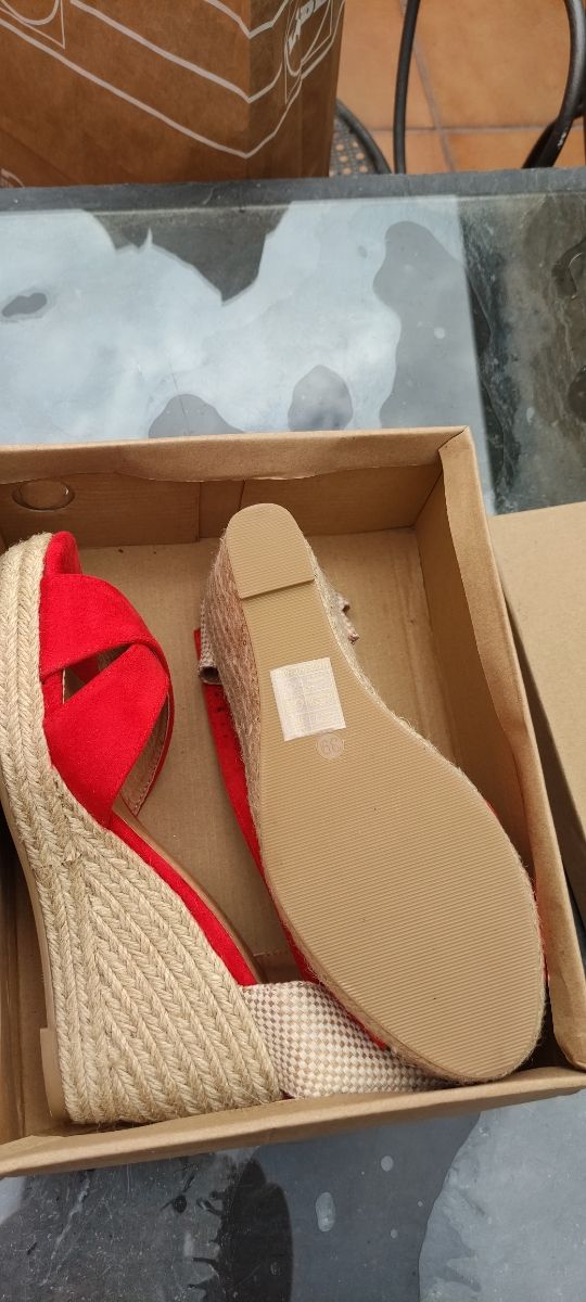 Calzado de verano. Suela de tacón .