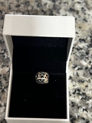 Charm Pandora libélula y circonitas rosa.