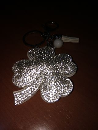 Llavero trébol de cuatro hojas.