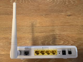 Router Zyxel p660hw-d1