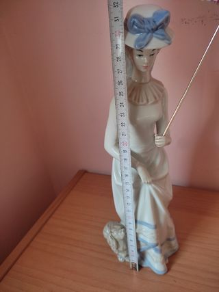 Figura dama con paraguas,medidas en fotos