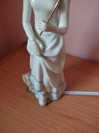 Figura dama con paraguas,medidas en fotos