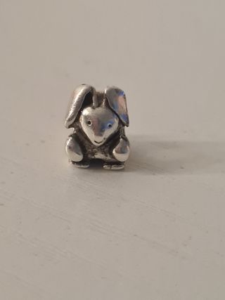 pandora charm conejo