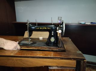 Maquina coser Alfa con mueble