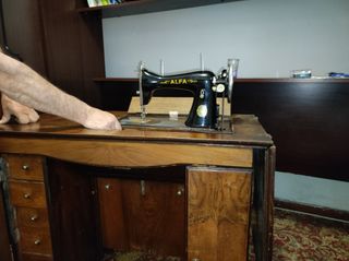 Maquina coser Alfa con mueble
