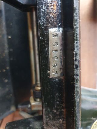 Maquina coser Alfa con mueble