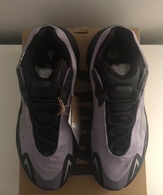 Adidas Yeezy 700 mnvn 