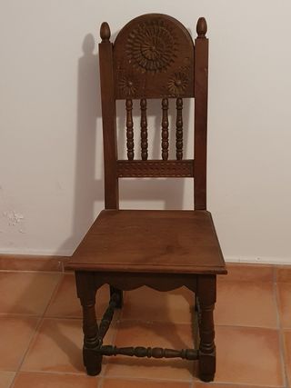 Silla de madera antigua