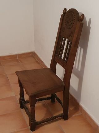 Silla de madera antigua