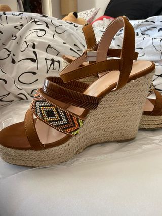 SANDALIAS DE CUÑA GUESS