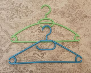 Perchas de plástico direccionables.