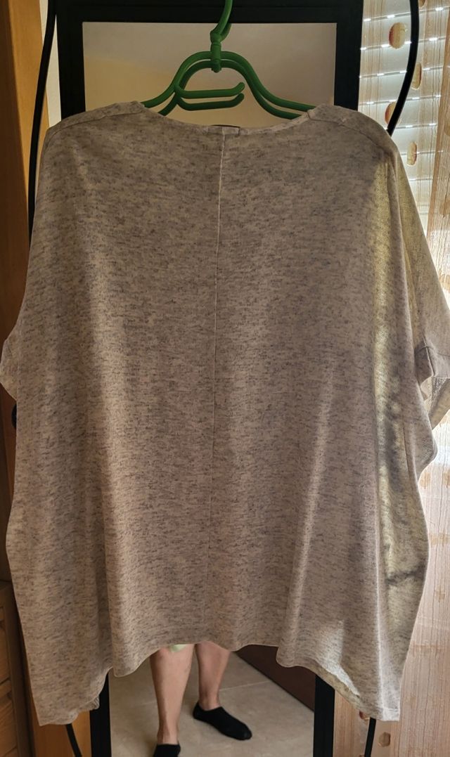 camiseta con chaqueta desigual