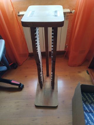 Creado cómo porta CDs. Unidad única. Madera maciza