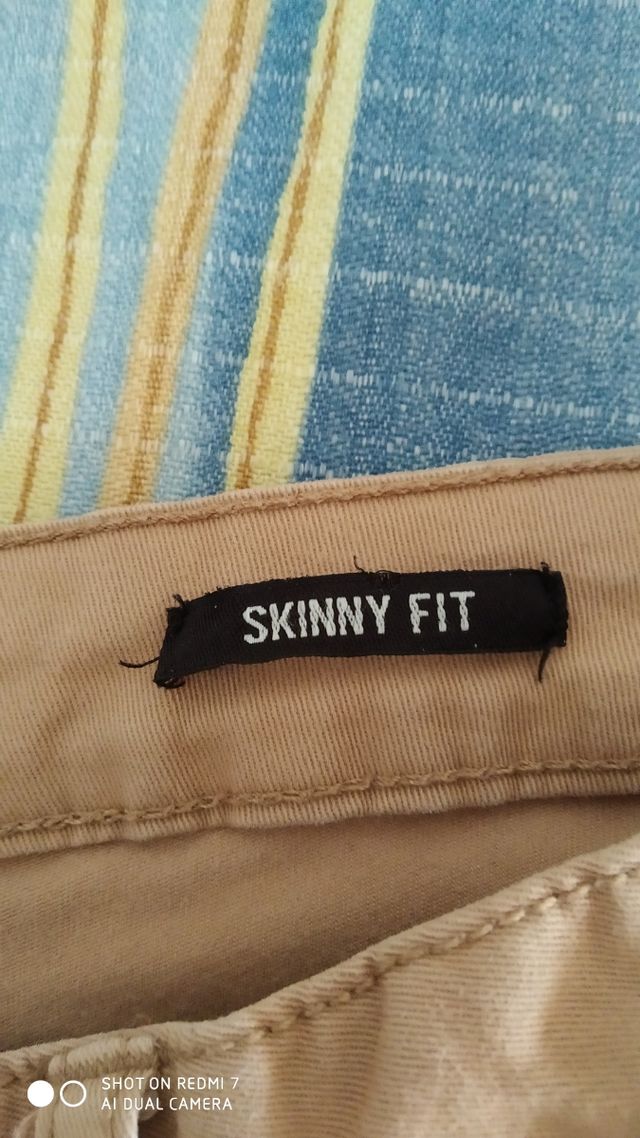 pantalón beige de hombre.