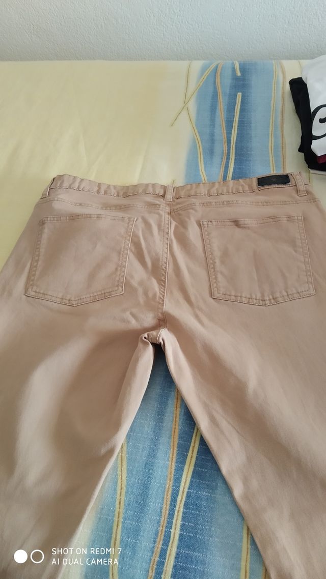 pantalón beige de hombre.