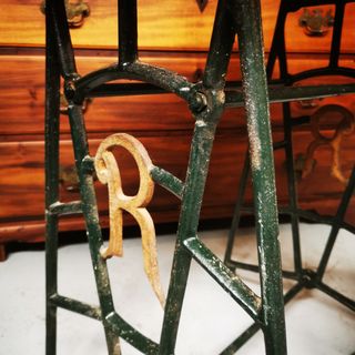 Mesa. Antigua. patas hierro.