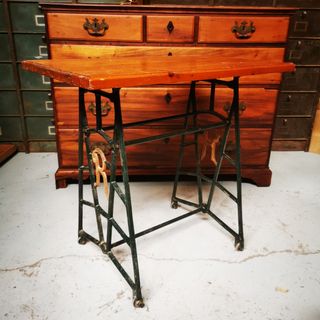 Mesa. Antigua. patas hierro.