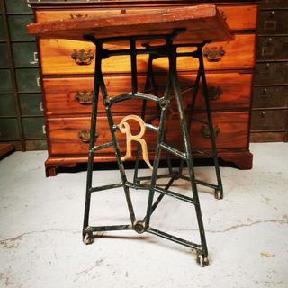 Mesa. Antigua. patas hierro.