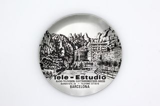 Cenicero Tele Estudio Barcelona. Tiene abolladuras