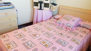 Colcha infantil, cojín y falda mesa camilla