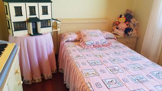 Colcha infantil, cojín y falda mesa camilla