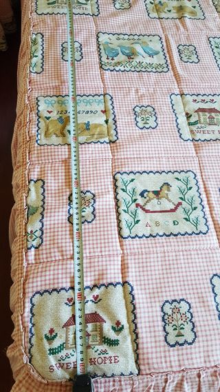 Colcha infantil, cojín y falda mesa camilla