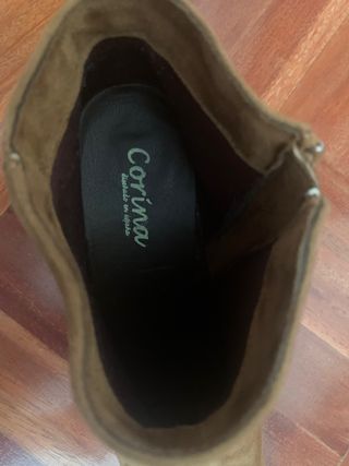 Botines de ante con tacón de tachuelas doradas