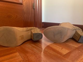 Botines de ante con tacón de tachuelas doradas