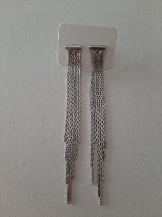 Pendientes plateados largos con cadenitas