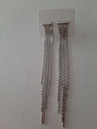 Pendientes plateados largos con cadenitas