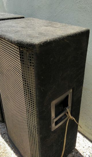 PARLANTES GRANDES EN CAJAS DE MADERA – PASIVOS