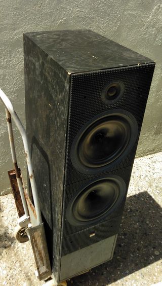 Una caja con dos potentes parlantes Matrix3