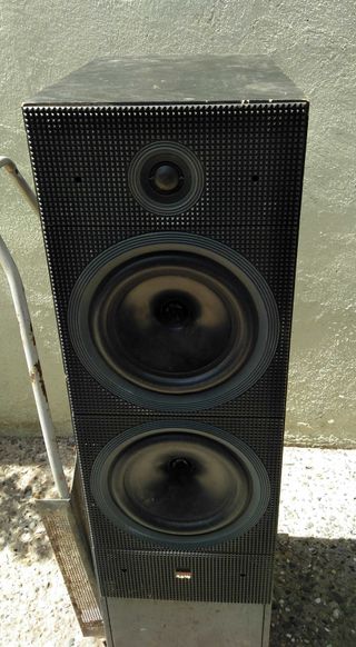 Una caja con dos potentes parlantes Matrix3