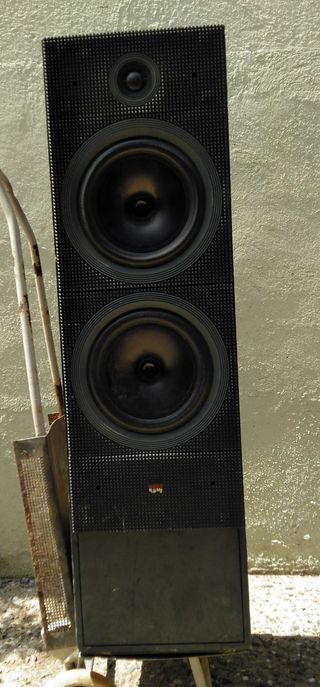 Una caja con dos potentes parlantes Matrix3