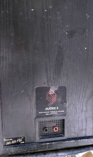 Una caja con dos potentes parlantes Matrix3