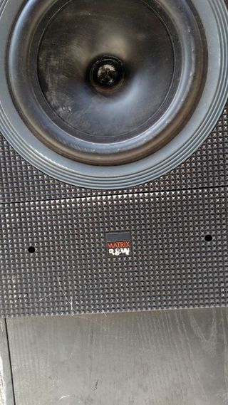 Una caja con dos potentes parlantes Matrix3